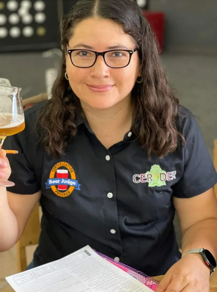 Miriam Dávila, jueza BJCP, impartiendo el curso de servicio profesional de cerveza